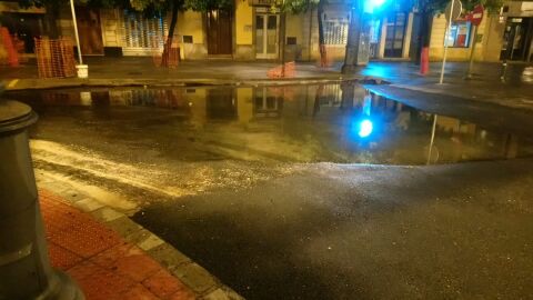 Acumulaci&oacute;n de agua en la calle Corredera, reci&eacute;n asfaltada para evitar bolsas de agua