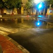 Acumulación de agua en la calle Corredera, recién asfaltada para evitar bolsas de agua