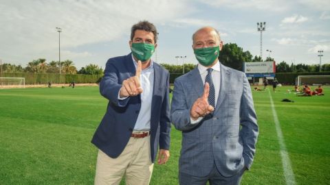 El presidente de la Diputaci&oacute;n de Alicante, Carlos Maz&oacute;n; y el del Elche CF, Joaqu&iacute;n Buitrago, en el entrenamiento del conjunto ilicitano en el D&iacute;ez Iborra.
