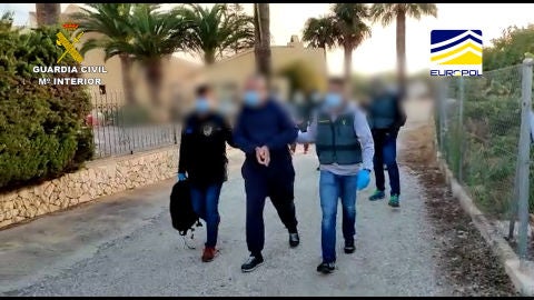 El detenido, escoltado por dos agentes