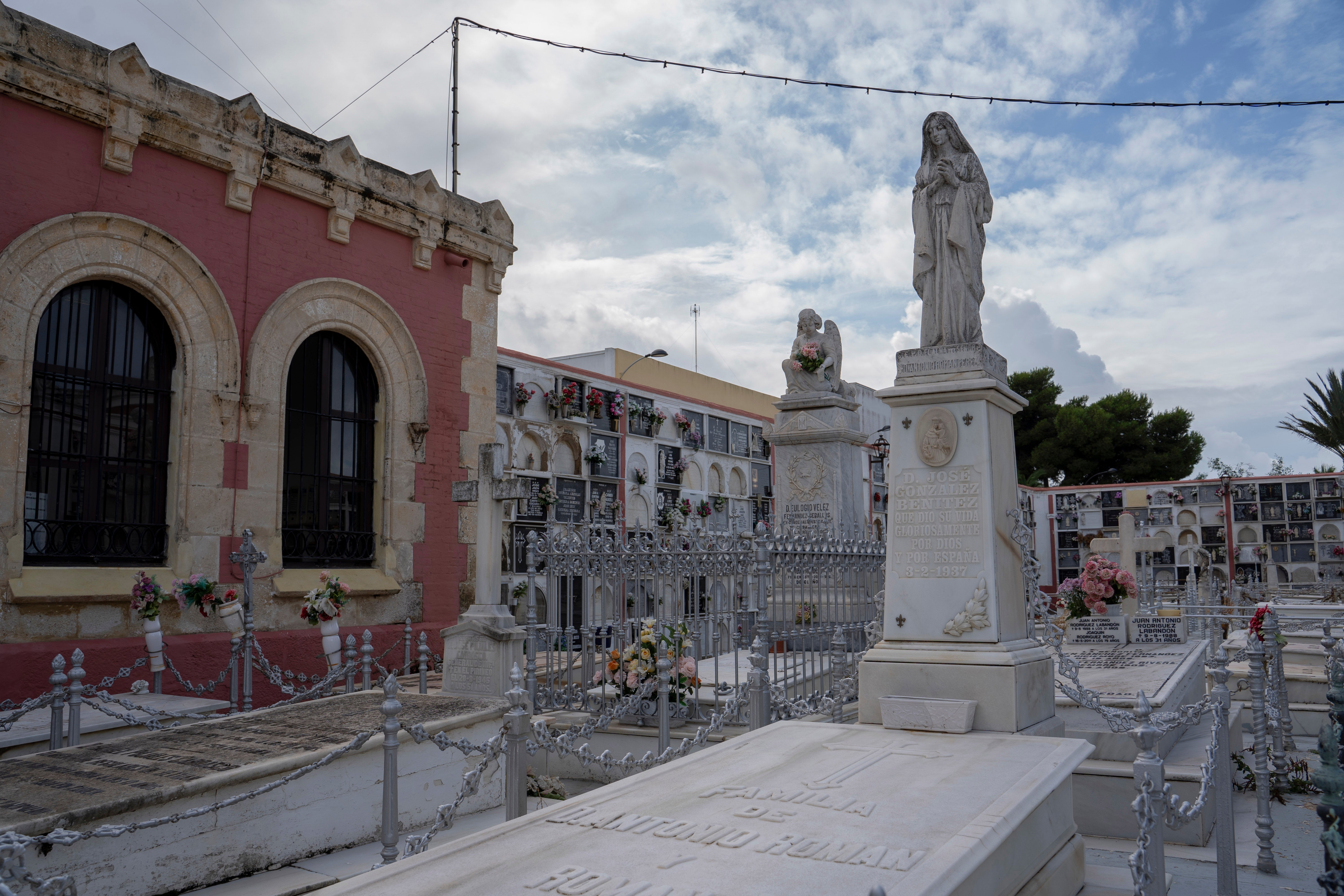 El Ayuntamiento de Sevilla pone en marcha el plan especial de visitas al cementerio El Ayuntamiento de Sevilla pone en marcha el plan especial de visitas al cementerio