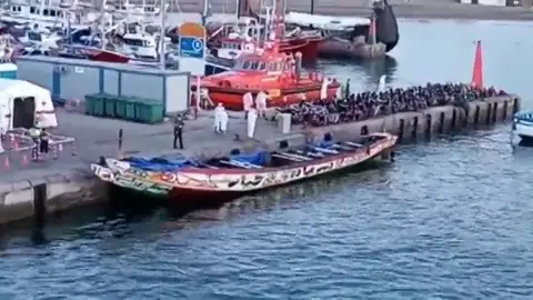 Llega a Tenerife la patera con más inmigrantes en lo que va de año: 177 adultos, 17 menores y un bebé Llega a Tenerife la patera con más inmigrantes en lo que va de año: 177 adultos, 17 menores y un bebé