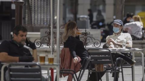 Clientes consumiendo en la terraza de un bar en horario diurno