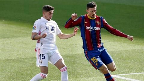 El defensa franc&eacute;s del Barcelona Cl&eacute;ment Lenglet y el centrocampista del Real Madrid Fede Valverde 