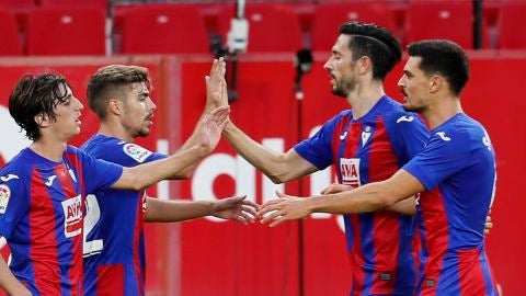  Los jugadores del Eibar celebran su primer gol ante el Sevilla, durante el partido de Liga disputado esta tarde en el estadio S&aacute;nchez Pizju&aacute;n