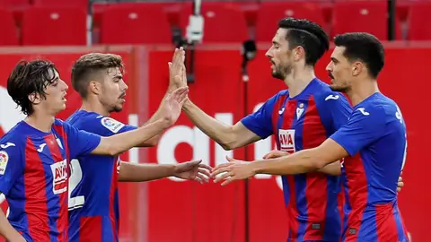 Los jugadores del Eibar celebran su primer gol ante el Sevilla, durante el partido de Liga disputado esta tarde en el estadio Sánchez Pizjuán Los jugadores del Eibar celebran su primer gol ante el Sevilla, durante el partido de Liga disputado esta tarde en el estadio Sánchez Pizjuán