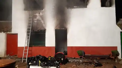 Estado en el que quedó la zona exterior de la vivienda Estado en el que quedó la zona exterior de la vivienda
