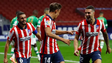 El delantero del Atlético de Madrid Marcos Llorente celebra su gol, primero del equipo ante el Real Betis El delantero del Atlético de Madrid Marcos Llorente celebra su gol, primero del equipo ante el Real Betis