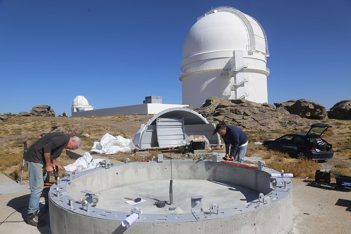 Fundación AstroHita ha completado la instalación de la cúpula que albergará un novedoso telescopio en Calar Alto Fundación AstroHita ha completado la instalación de la cúpula que albergará un novedoso telescopio en Calar Alto