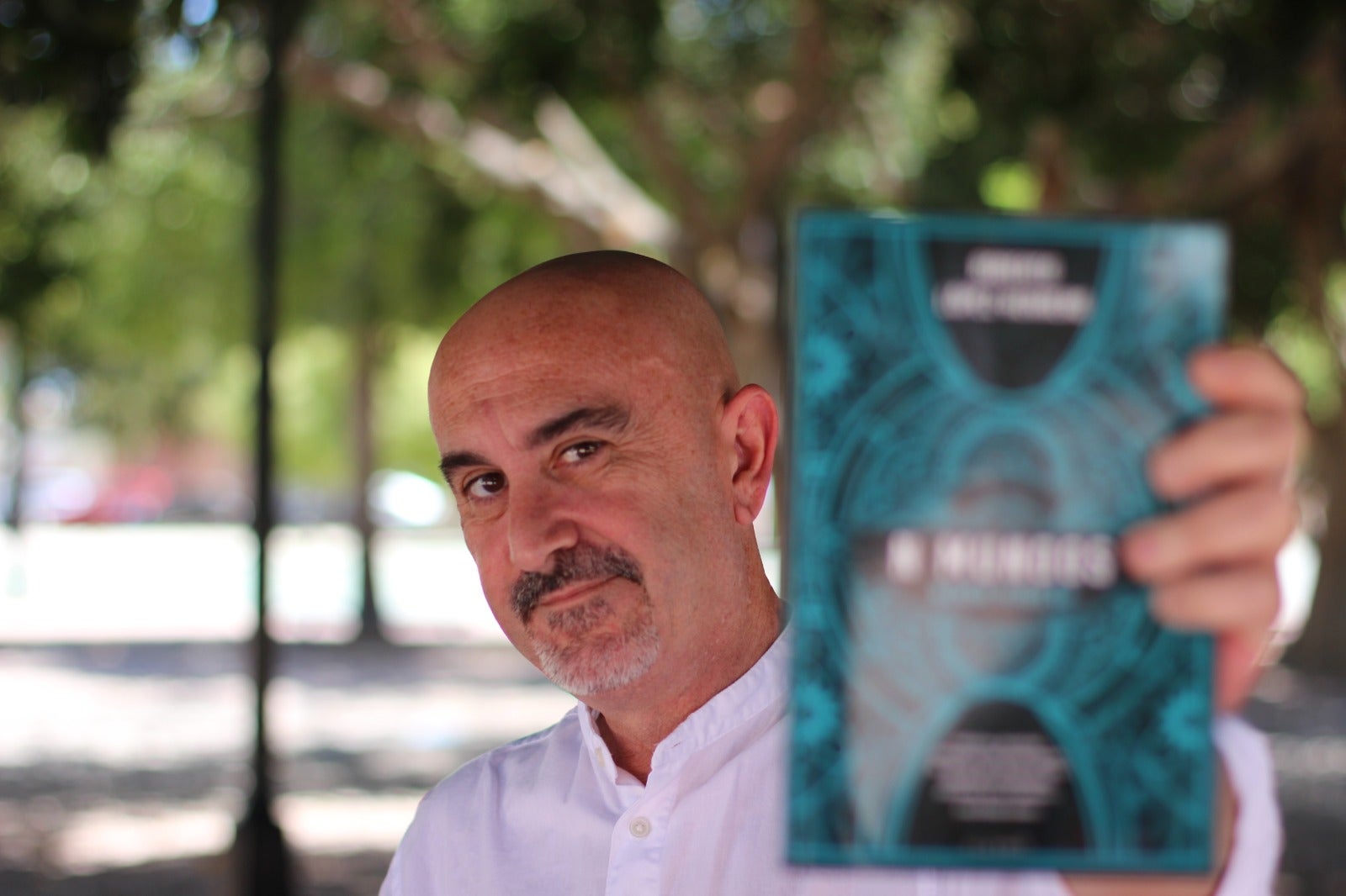 Roberto López-Herrero: "Siempre he tenido abiertos los Mensajes Directos en RRSS para poder hablar con mis lectores" Roberto López-Herrero: "Siempre he tenido abiertos los Mensajes Directos en RRSS para poder hablar con mis lectores"