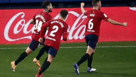El delantero de Osasuna Rub&eacute;n Garc&iacute;a celebra su gol de penalti ante el Athletic de Bilbao