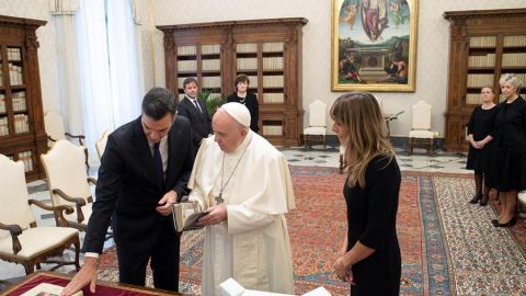 La comentada imagen de Pedro Sánchez y el papa Francisco sin mascarillas ni distancia por el coronavirus