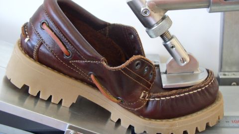 Prueba de rigidez en un zapato en el laboratorio de INESCOP de Elche. Prueba de rigidez en un zapato en el laboratorio de INESCOP de Elche.
