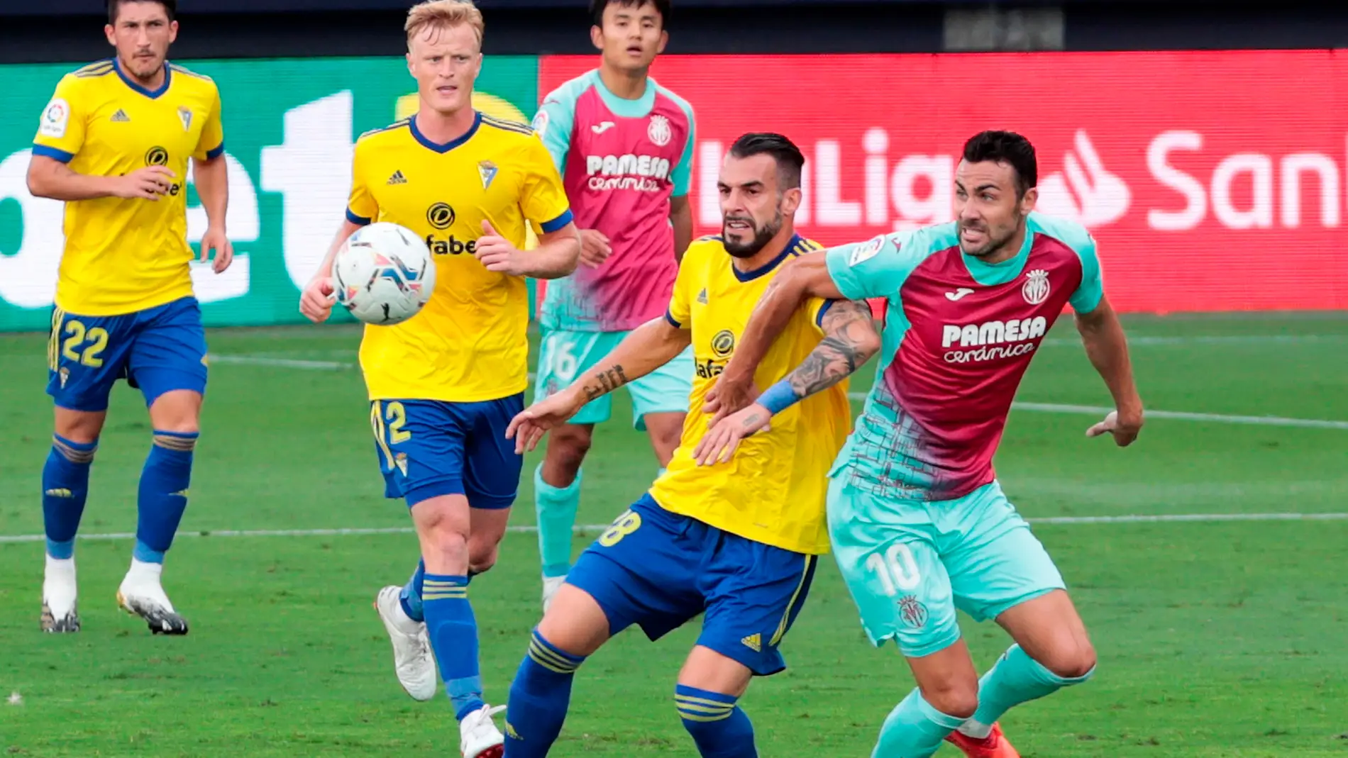  El delantero del Cádiz CF, Álvaro Negredo lucha por el balón con el centrocampista del Villareal CF, Vicente Iborra.