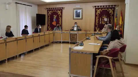 Directores de los colegios de Aspe y el alcalde de la localidad en la firma del convenio. Directores de los colegios de Aspe y el alcalde de la localidad en la firma del convenio.