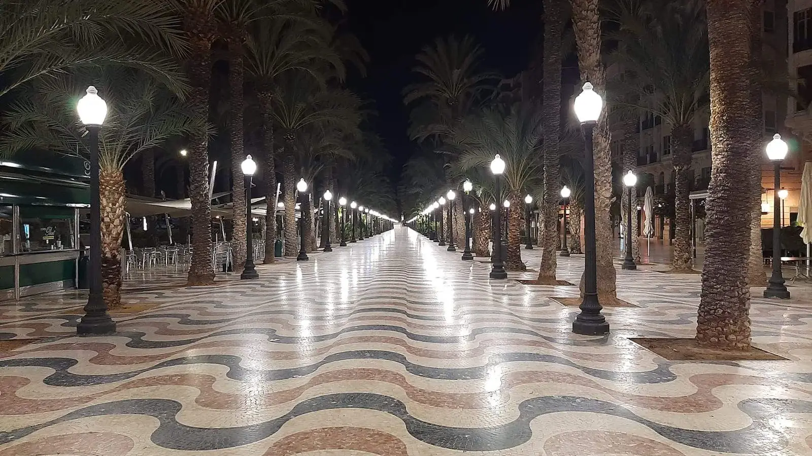 La Explandada anoche, desierta La Explandada anoche, desierta