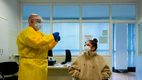 Un profesional sanitario realiza su trabajo en el Centro Atenci&oacute;n Primaria (CAP) de Manso de Barcelona