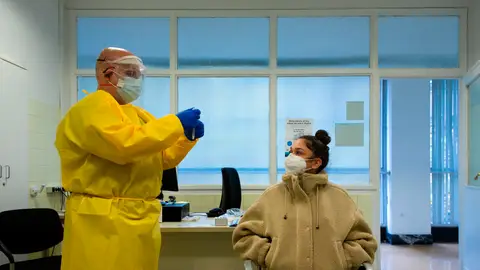 Un profesional sanitario realiza su trabajo en el Centro Atención Primaria (CAP) de Manso de Barcelona Un profesional sanitario realiza su trabajo en el Centro Atención Primaria (CAP) de Manso de Barcelona