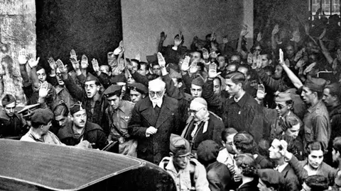 Miguel de Unamuno, en el centro de la imagen, tras los actos del 12 de octubre de 1936 en el Paraninfo de Salamanca HISTORIA