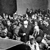 Miguel de Unamuno, en el centro de la imagen, tras los actos del 12 de octubre de 1936 en el Paraninfo de Salamanca