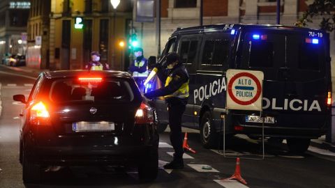 Un polic&iacute;a nacional durante un control en la cuidad de Valladolid tras el toque de queda impuesto por la Junta de Castilla y Le&oacute;n