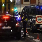 Un policía nacional durante un control en la cuidad de Valladolid tras el toque de queda impuesto por la Junta de Castilla y León