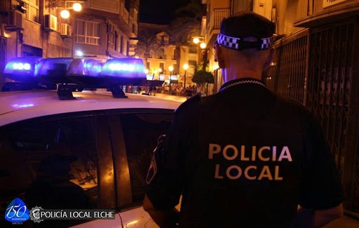 La Policía Local levanta once actas por una fiesta privada en la terraza de un hotel de Elche La Policía Local levanta once actas por una fiesta privada en la terraza de un hotel de Elche