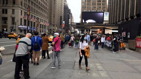 Decenas de neoyorquinos esperan a votar en el Madison Square Garden