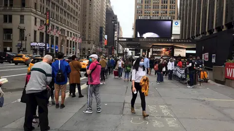 Decenas de neoyorquinos esperan a votar en el Madison Square Garden Decenas de neoyorquinos esperan a votar en el Madison Square Garden
