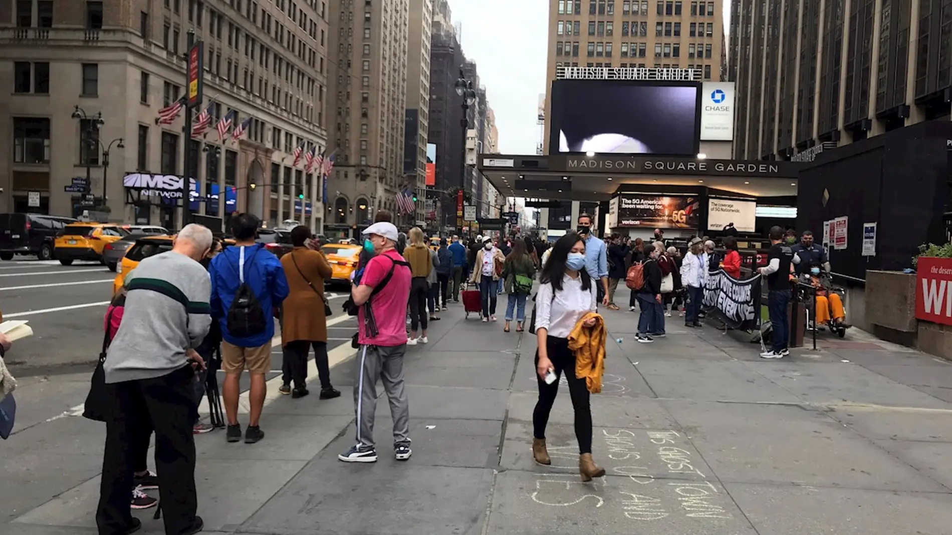 Decenas de neoyorquinos esperan a votar en el Madison Square Garden