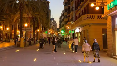 Ciudadanos en la calle Corredora a la altura de La Glorieta de Elche. Ciudadanos en la calle Corredora a la altura de La Glorieta de Elche.