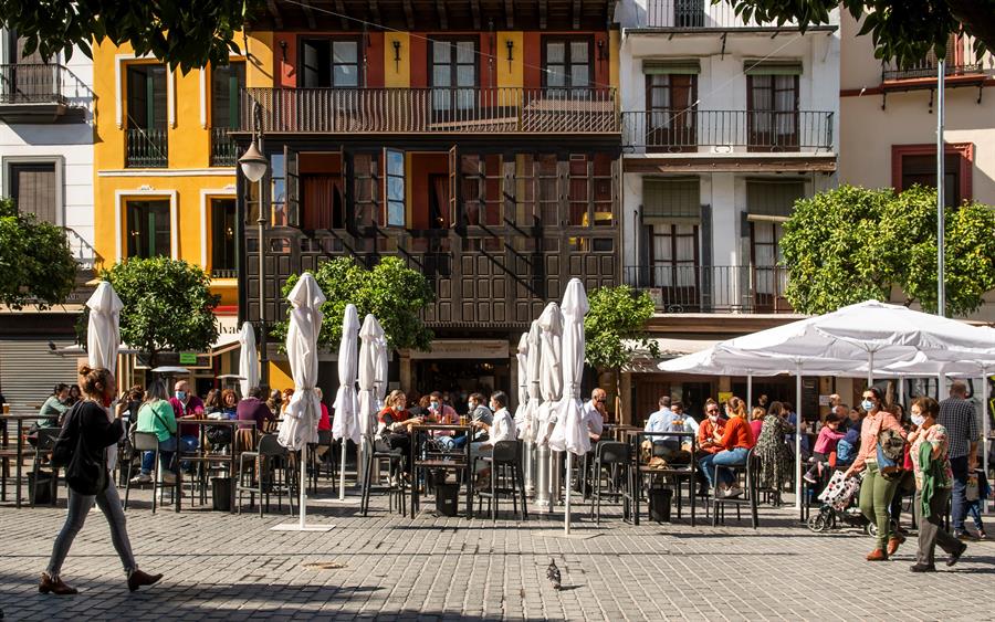 Avanza la desescalada: terrazas al 100%, apertura del interior de bares al 30% y vuelta de los gimnasios Avanza la desescalada: terrazas al 100%, apertura del interior de bares al 30% y vuelta de los gimnasios