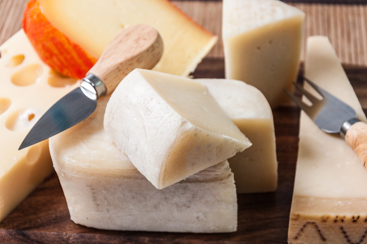 En la Brújula de Asturias 'Recetas' con Patricia Iglesias y Pedro Reguera con el queso como protagonista. En la Brújula de Asturias 'Recetas' con Patricia Iglesias y Pedro Reguera con el queso como protagonista.