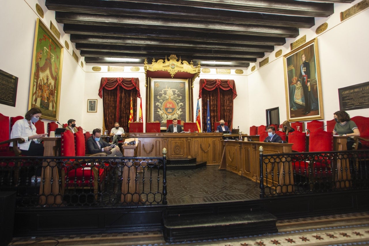 PSOE y Compromís tumban la reprobación del alcalde de Elche planteada por el PP tras ser condenado por vulnerar los derechos de la oposición PSOE y Compromís tumban la reprobación del alcalde de Elche planteada por el PP tras ser condenado por vulnerar los derechos de la oposición