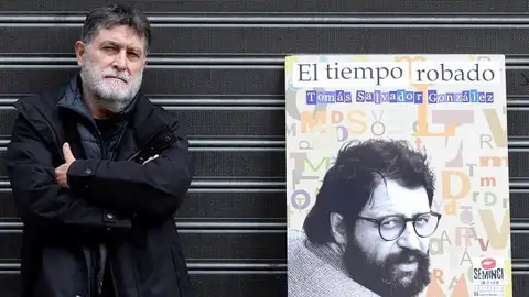 El periodista Juan Carlos Rivas, junto al cartel de su película 'El tiempo robado' CINE