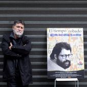 El periodista Juan Carlos Rivas, junto al cartel de su película 'El tiempo robado'
