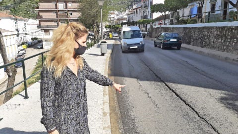 Ana Mestre se&ntilde;alando una de las deficiencias de este vial