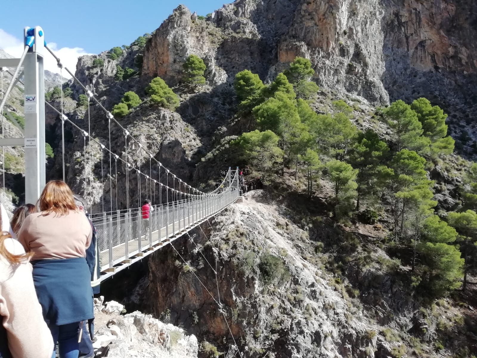 Comprueba en primera persona cómo es cruzar el puente colgante de Canillas de Aceituno Comprueba en primera persona cómo es cruzar el puente colgante de Canillas de Aceituno