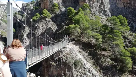 Momento previo a cruzar el puente de El Saltillo en Canillas de Aceituno Gran Senda