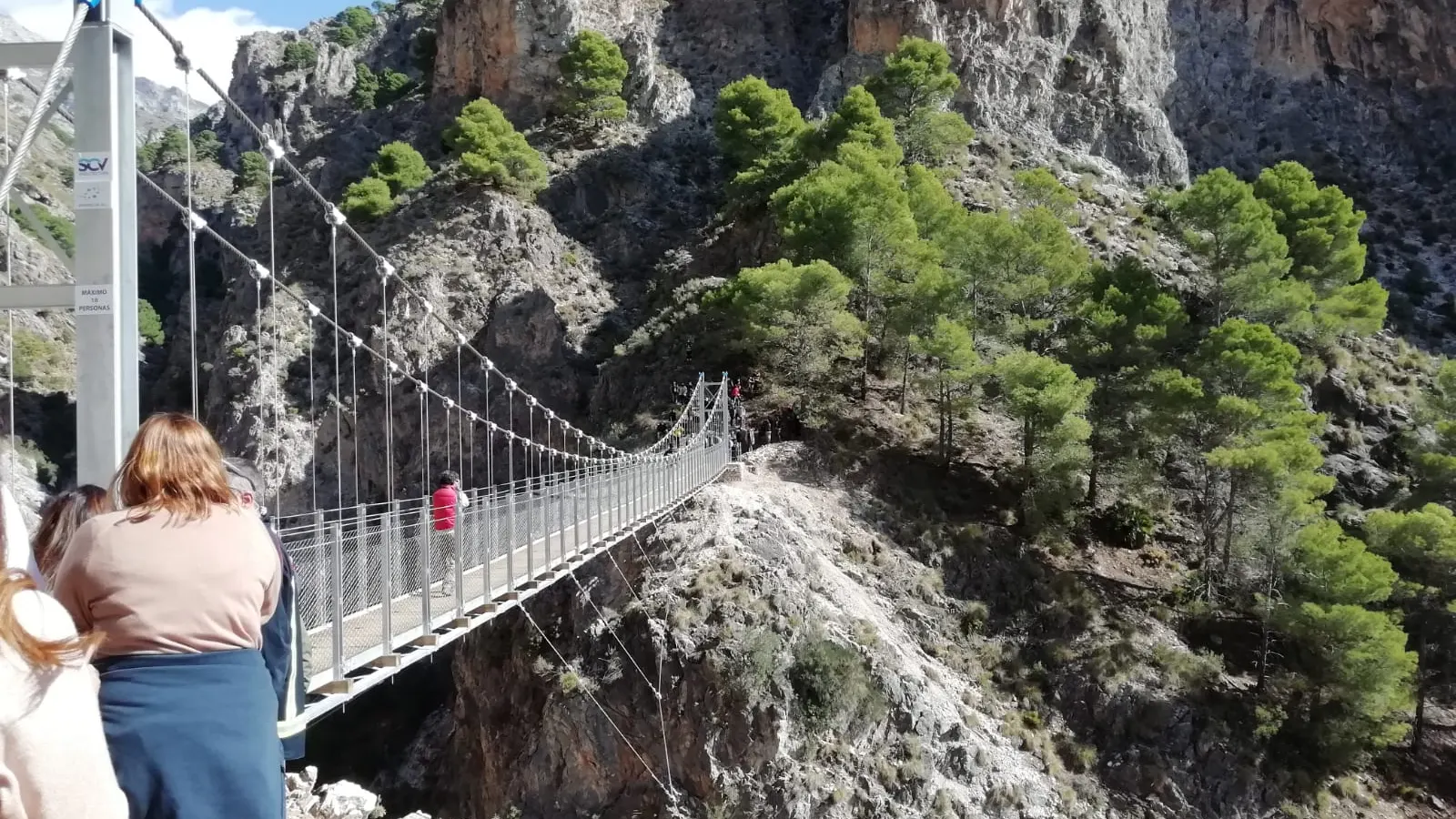 Momento previo a cruzar el puente de El Saltillo en Canillas de Aceituno Gran Senda