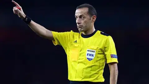 El árbitro turco Cuneyt Cakir