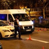 Control dels Mossos d'Esquadra al carrer Paral·lel de Barcelona pocs minuts després de les deu de la nit