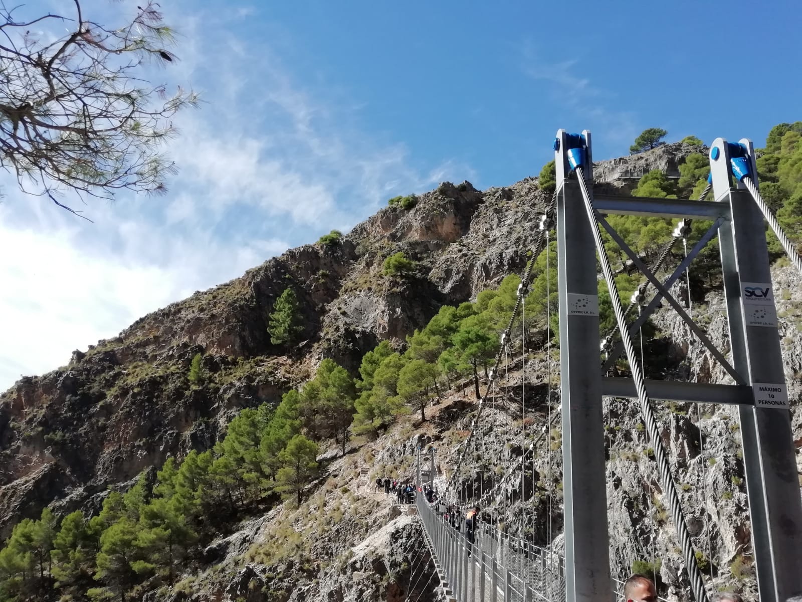 "Hemos llevado materiales con helicóptero, mulos y sobre nuestra espalda" "Hemos llevado materiales con helicóptero, mulos y sobre nuestra espalda"