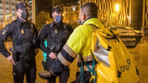 Dos polic&iacute;as en la primera noche del toque de alarma en Zaragoza