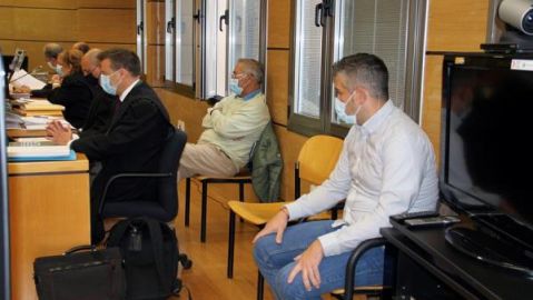 Los acusados, padre e hijo, durante el juicio