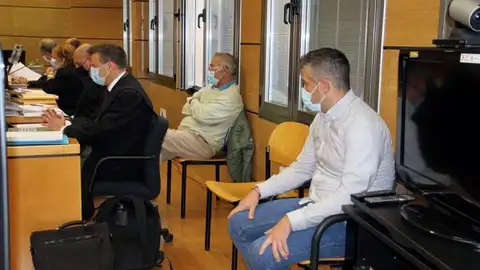 Los acusados, padre e hijo, durante el juicio Los acusados, padre e hijo, durante el juicio