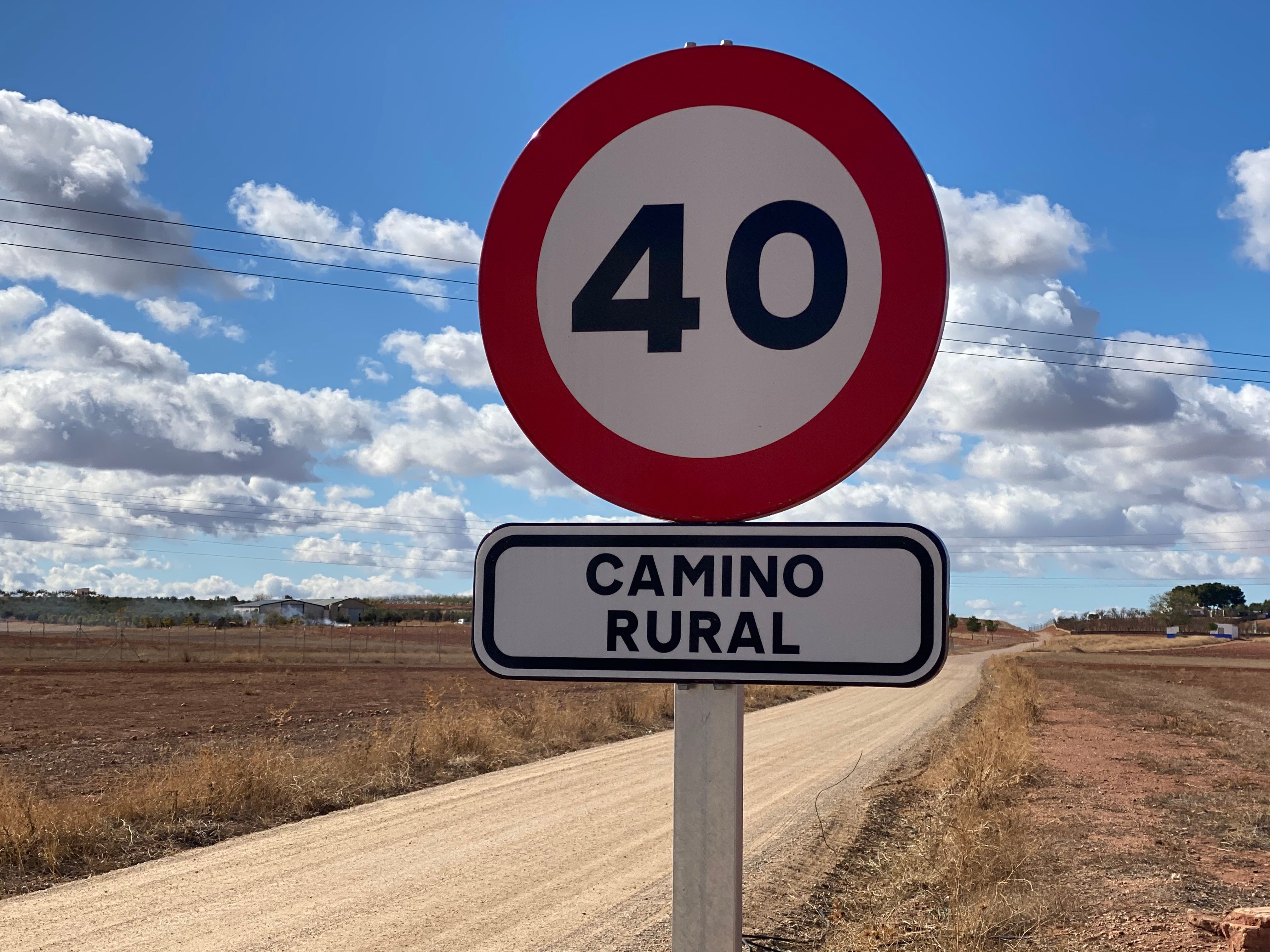 El ayuntamiento de Alcázar instala 25 señales que limitan la velocidad en caminos rurales El ayuntamiento de Alcázar instala 25 señales que limitan la velocidad en caminos rurales