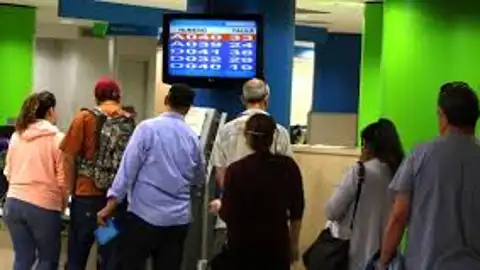 Persones en una oficina del SOC, en una imatge d'arxiu Persones en una oficina del SOC, en una imatge d'arxiu