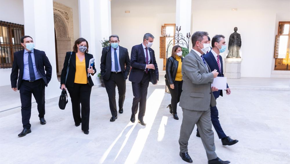 El presidente de Castilla-La Mancha, Emiliano García-Page, celebra una reunión con representantes de los agentes económicos y sociales, con la FEMP y con los presidentes de las diputaciones.