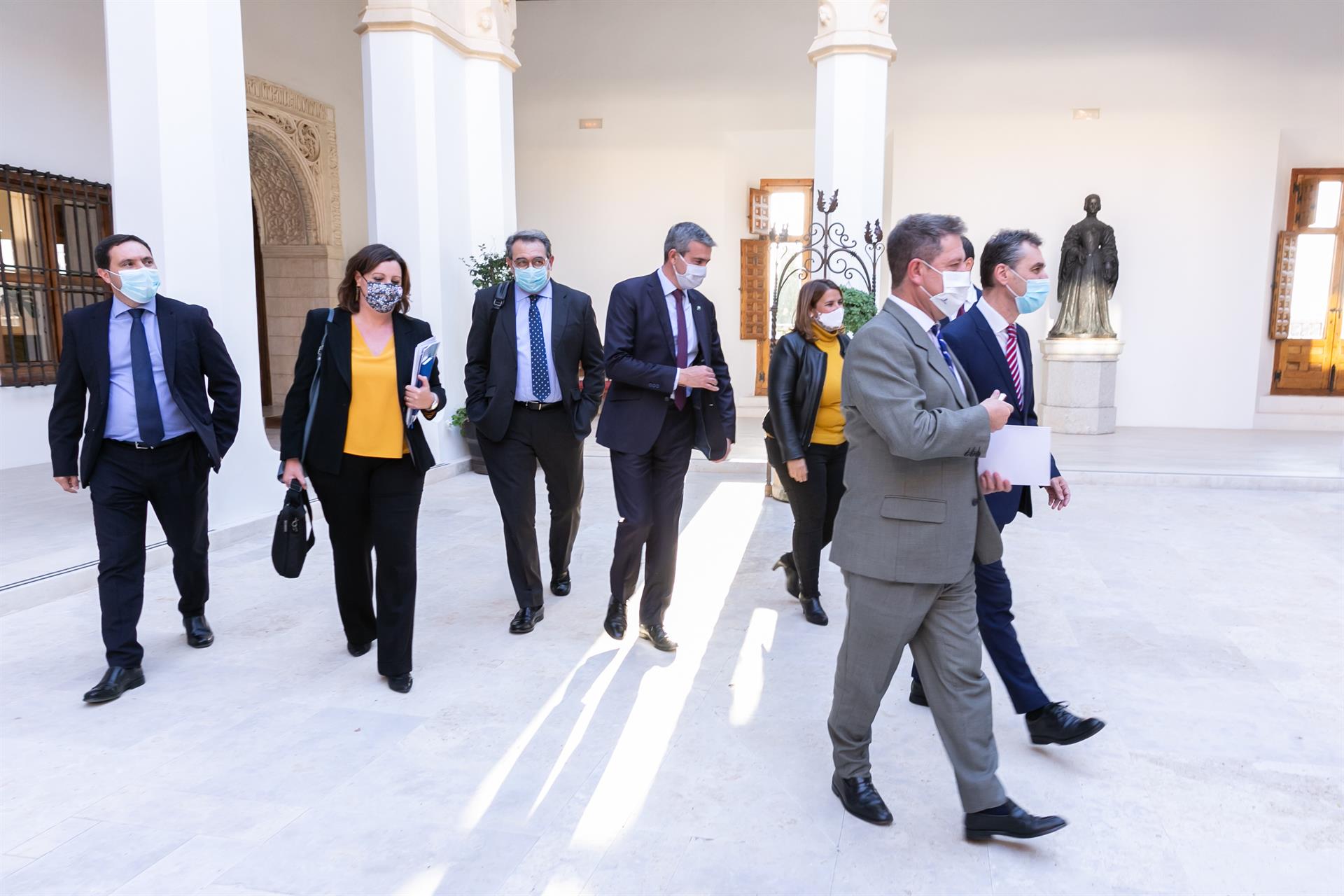 C-LM sugiere cerrarse 14 días, retrasar a medianoche el toque de queda y rebajar a 6 los grupos máximos C-LM sugiere cerrarse 14 días, retrasar a medianoche el toque de queda y rebajar a 6 los grupos máximos